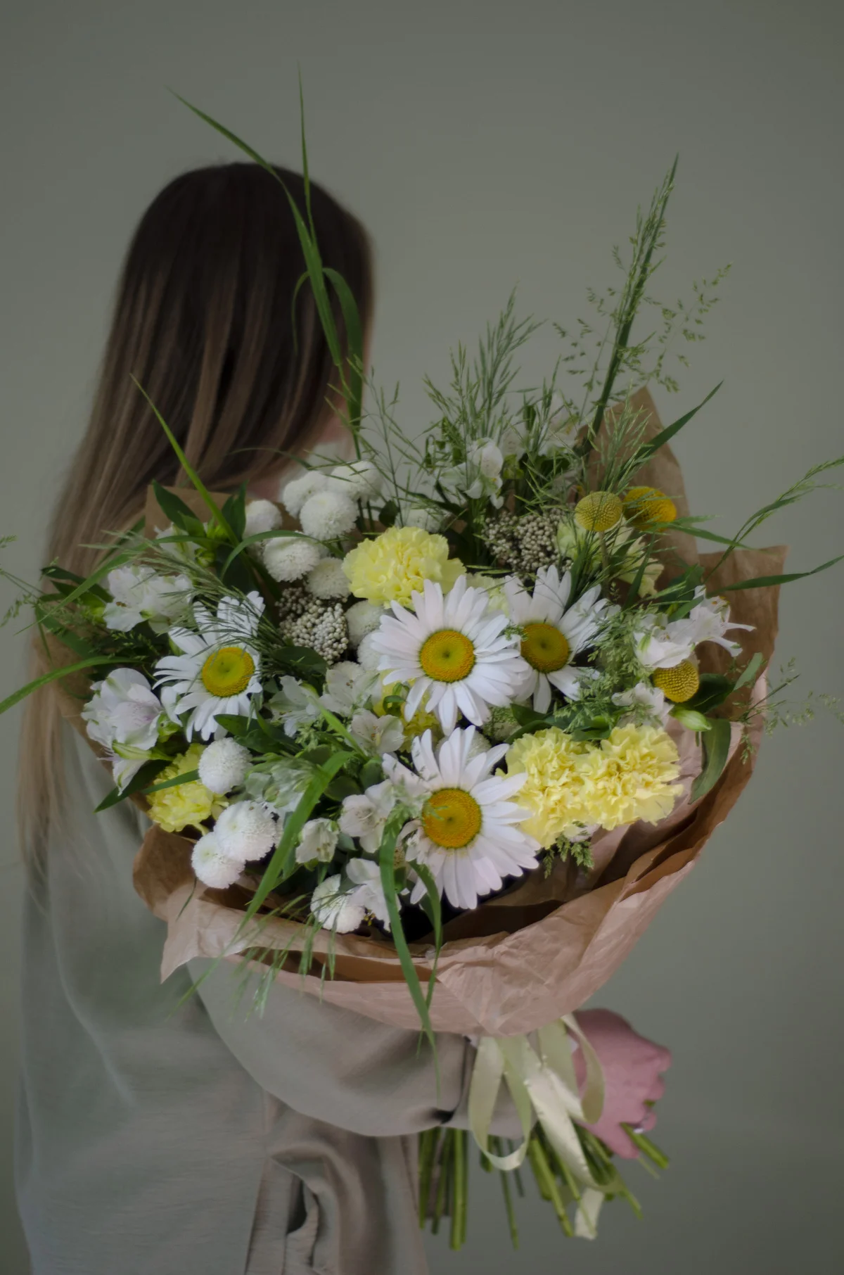 Летний букет с ромашками, диантусами и альстромерией